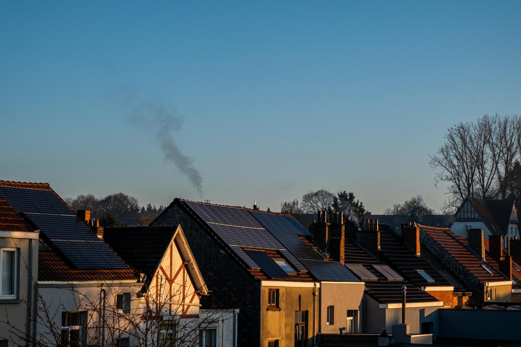 Power Beyond The Grid: Why Off-Grid Solar Kits And Solar Panel Kits Are Your Ultimate Energy Shield