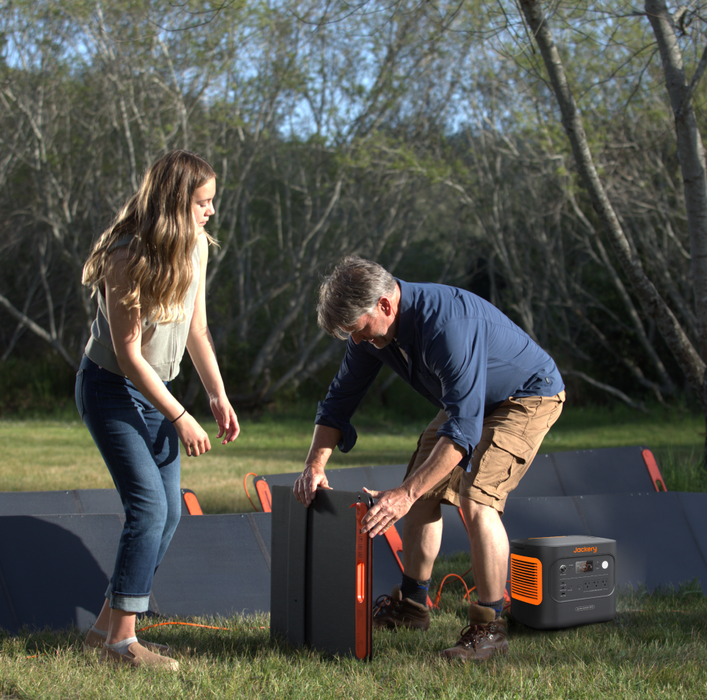 Jackery Explorer 2000v2 + 2 xSolarSaga 100W Solar Panel Solar Generator
