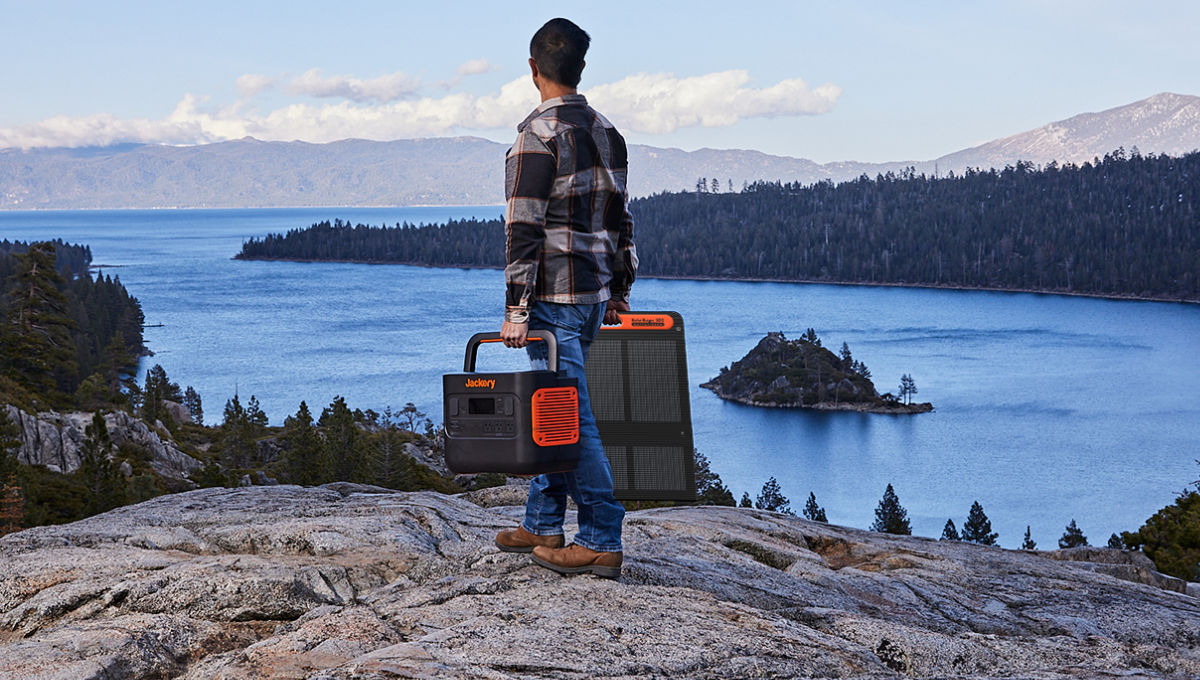Jackery Explorer 3000 V2 With 2x 200W Solar Saga Solar Panels - Solar Generator