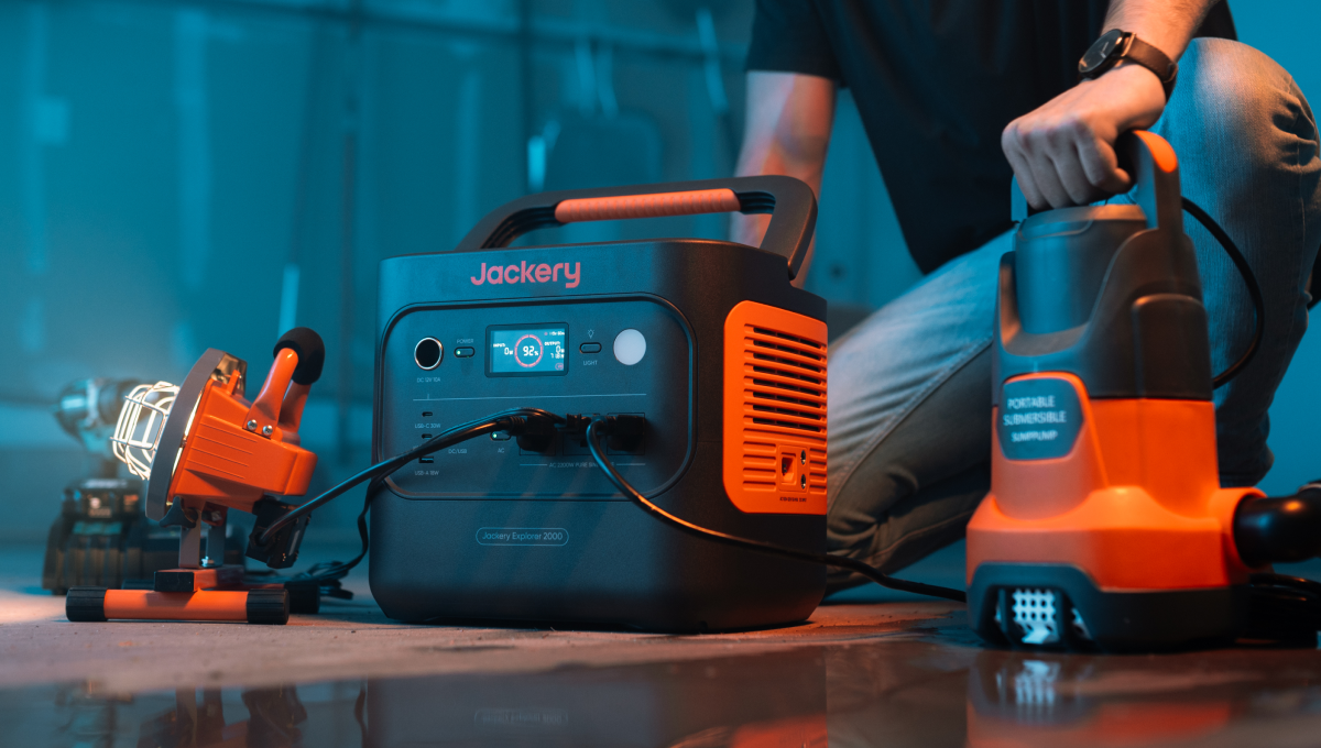 Jackery Explorer 2000v2 + 2 xSolarSaga 100W Solar Panel Solar Generator